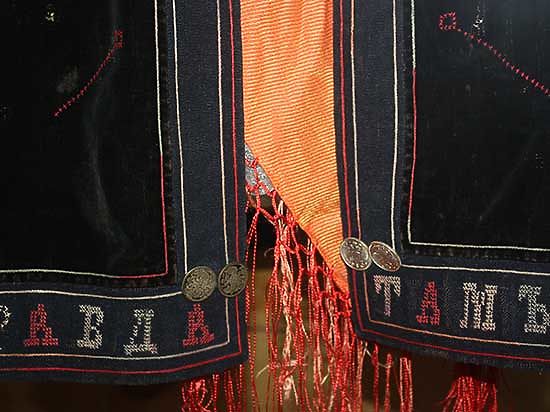 Какая надпись вышита на подоле бурятского платья столетней давности
