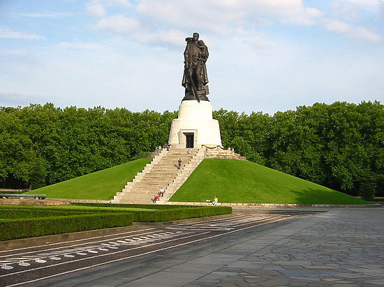 Западным СМИ не дают покоя памятники советским воинам