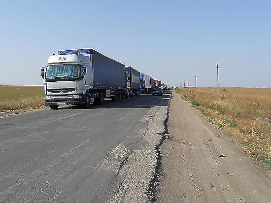 Украинские активисты не пускают на Крымский полуостров грузовики с продовольствием