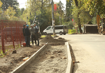 Жителям подмосковного поселка Дубровский тротуар проложили прямо по мачтам освещения