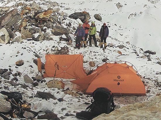 На днях из Непала вернулись четверо питерцев — они взошли на вершину горы Тулаги — одного из немногих оставшихся непокоренными семитысячников на Земле