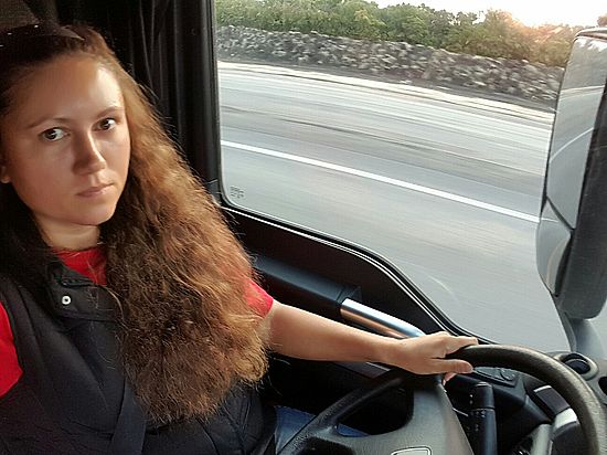 26-летняя Юлия Лазарева привыкла смотреть на легковушки свысока.