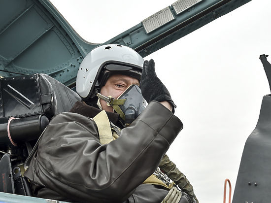 Президент Порошенко в это время испытывал самолет после ремонта
