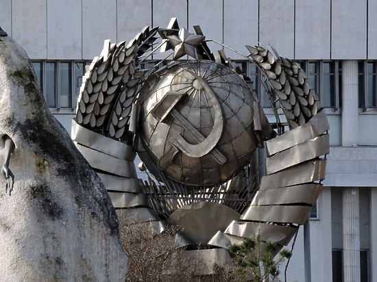 Символика СССР в стране запрещена, зато нацистская распространяется свободно
