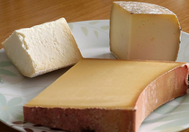 Восьми компаниям Швейцарии разрешили кормить россиян сырами и мясом
