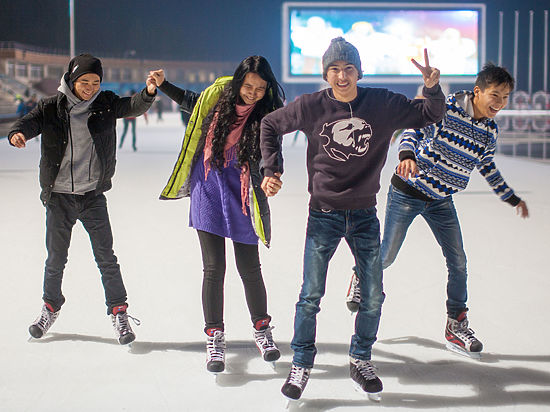 Самый лучший отдых в эти дни в Алматы — выписать на льду «поэму выходного дня»