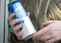 В Красноярске пьяная школьница с другом сбросила с моста бомжа