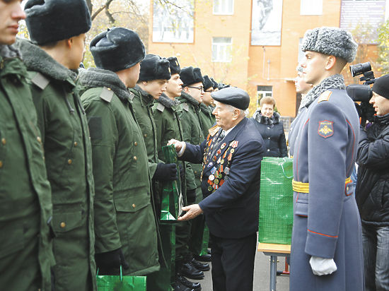 Новобранцев одевают в новую «офисную» форму