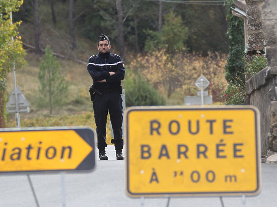 Они вместе разбивали окна, чтобы люди могли выбраться наружу