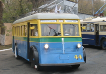 Внимание москвичей привлек необычный троллейбус, окрашенный в желто-голубой цвет