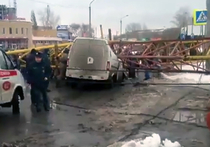 В центре Омска упавший башенный кран раздавил две машины