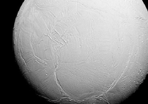 НАСА запустило в Сеть высококачественный фотоснимок спутника Сатурна Энцелада