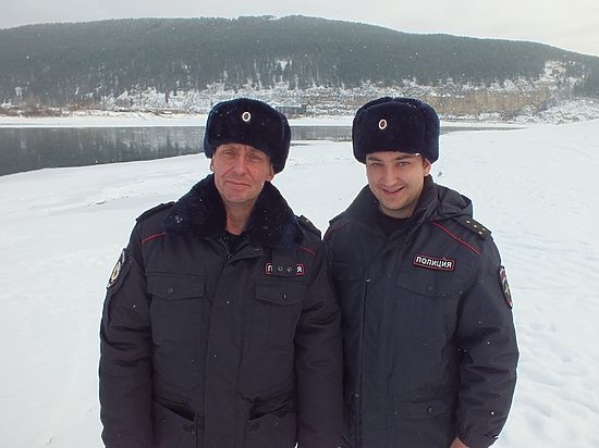 В Киренске сотрудники полиции спасли провалившегося под лед мужчину
