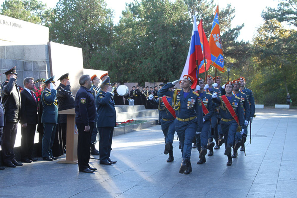Владимир Пучков передал знамя главному управлению МЧС по Севастополю