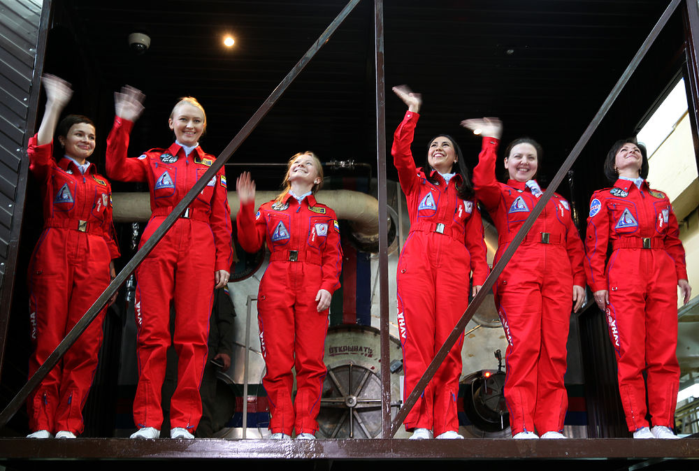 Шесть женщин отправились в тренировочный полет на Луну