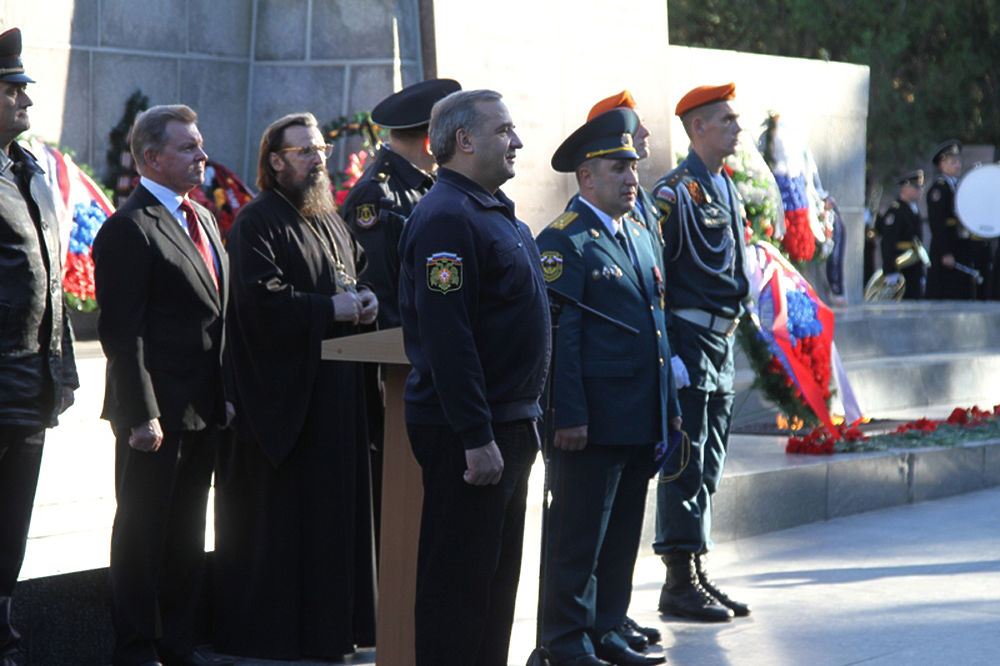 Владимир Пучков передал знамя главному управлению МЧС по Севастополю
