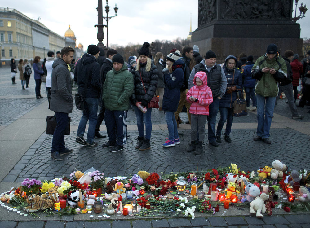 Лица горя: петербуржцы собрались почтить память погибших в крушении A321