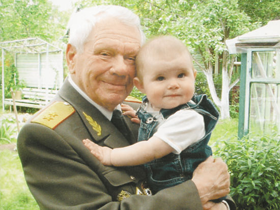 Сегодня одному из самых уважаемых специалистов МЧС, генерал-лейтенанту в отставке 
Дмитрию Михайлику исполняется 95 лет