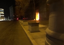 Акционист Павленский снялся на фоне горящего здания ФСБ