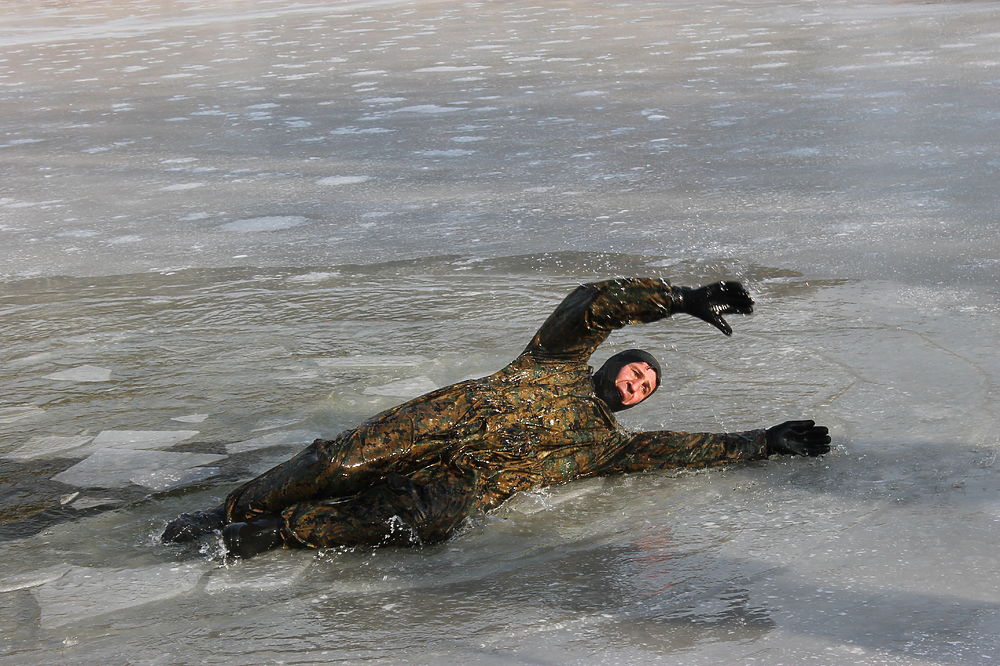 Фоторепортаж: в Барнауле прошли занятия по спасению людей, провалившихся под лед