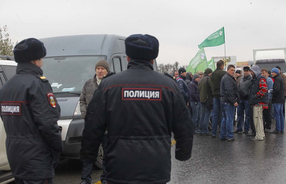 Бастующие дальнобойщики провели демонстрацию против сборов на трассе М-4 Дон 