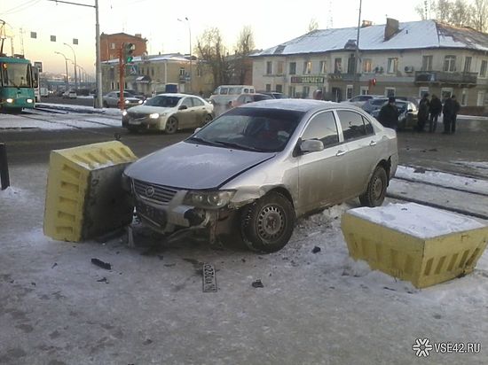Авария в центре Кемерова нарушила движение трамваев 