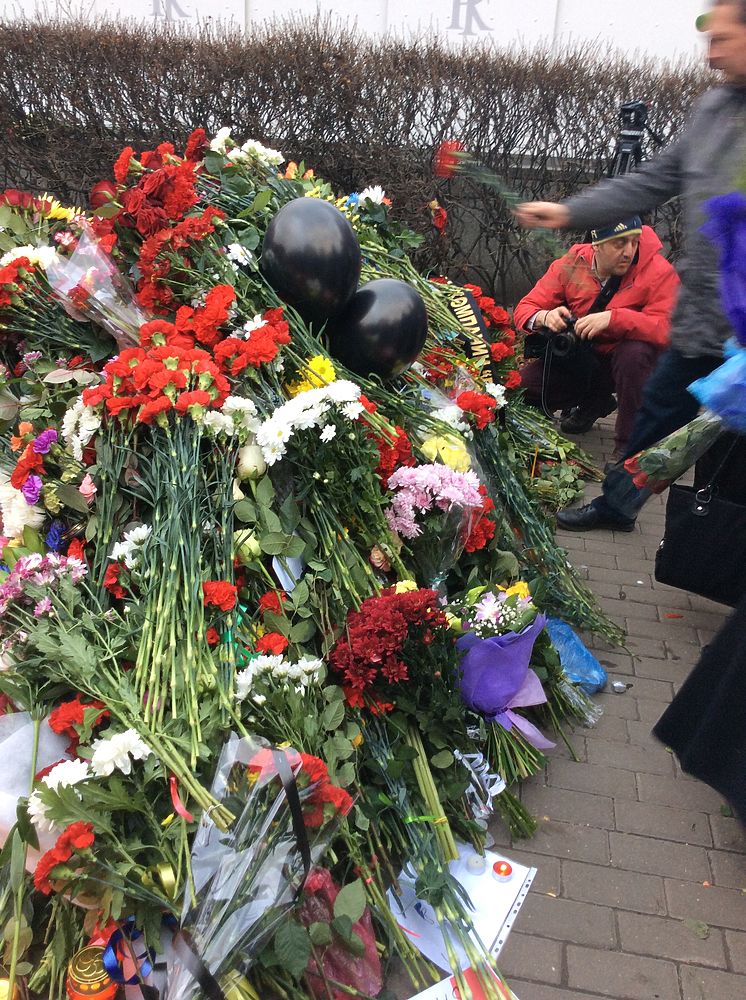 Москвичи несут цветы к посольству Франции после терактов в Париже