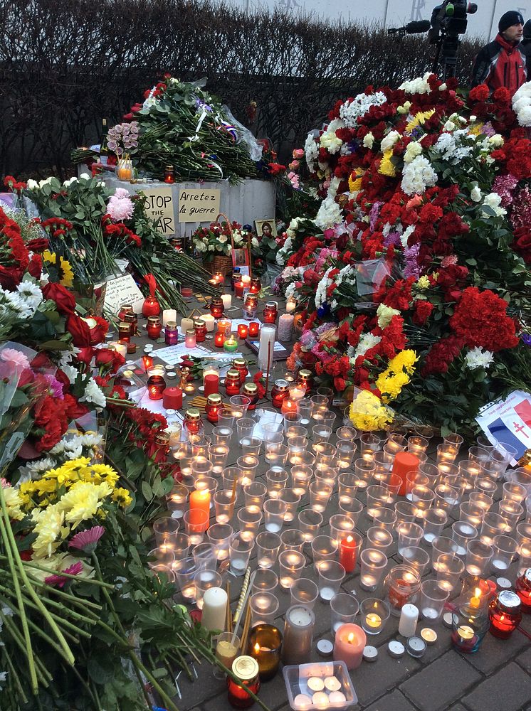 Москвичи несут цветы к посольству Франции после терактов в Париже