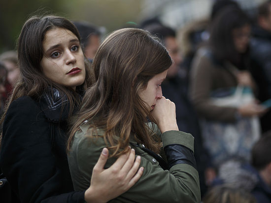 Художник изобразил погибших в виде приведений с багетом