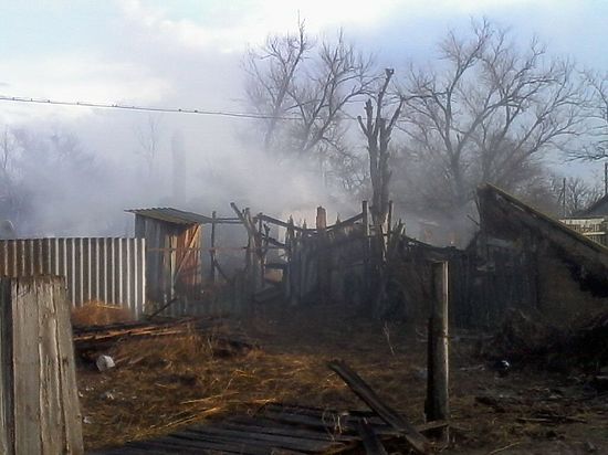 В результате пятичасовой осады постройка сгорела, и теперь пожилой женщине негде жить