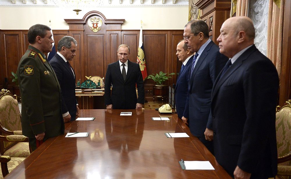 Путин провел совещание по теракту A321 с Шойгу и Бортниковым