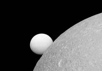 На официальном сайте НАСА выложен совместный снимок двух спутников Сатурна Дионы и Энцелада

