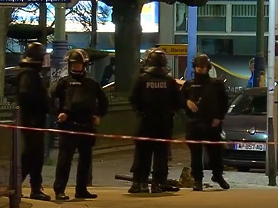 Следы терактов в Париже привели полицию в неблагополучный столичный пригород