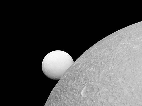 На официальном сайте НАСА выложен совместный снимок двух спутников Сатурна Дионы и Энцелада
