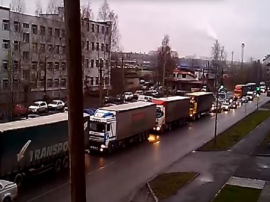 Забастовка дальнобойщиков парализовала движение на выезде из Петрозаводска