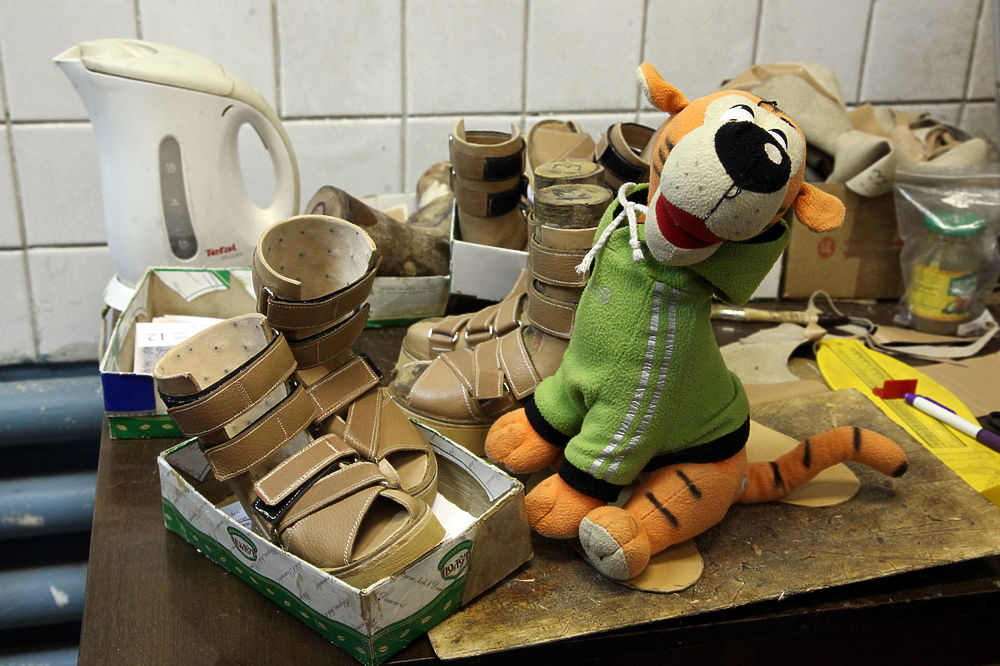 В Москве бедствует уникальная обувная мастерская для детей с ДЦП