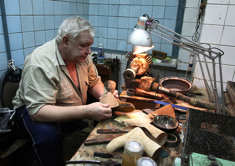 В Москве бедствует уникальная обувная мастерская для детей с ДЦП