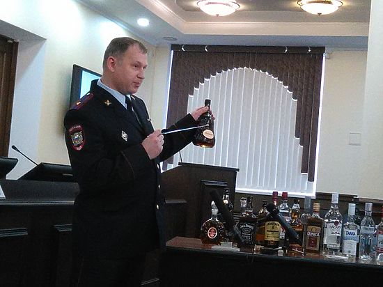 Смоленские полицейские рассказали, как распознать поддельный алкоголь