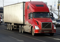 Лишать водительских прав дальнобойщиков за нарушения правил при перевозке грузов предлагают в ГИБДД России