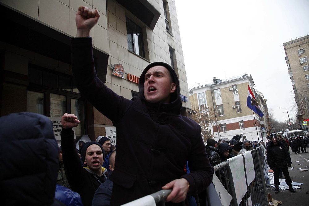 Кадры атаки на турецкое посольство в Москве: град камней