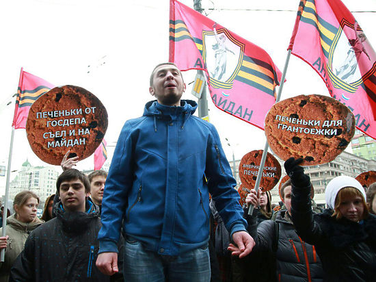 Организации, связанные с прокремлевскими движениями, получили 54 миллиона на патриотизм 
