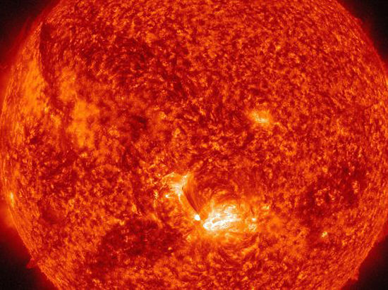 После вспышки ученые сняли на видео выброс более темных протуберанцев с поверхности Солнца
