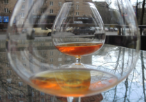 Двое жителей города Гай в Оренбургской области скончались, выпив два литра поддельного виски Jack Daniel's