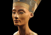 Сможет ли божественная царица древнего Египта Нефертити спасти экономику своей страны? Никогда еще современное государство так не зависело от своего владыки, жившего тысячи лет назад