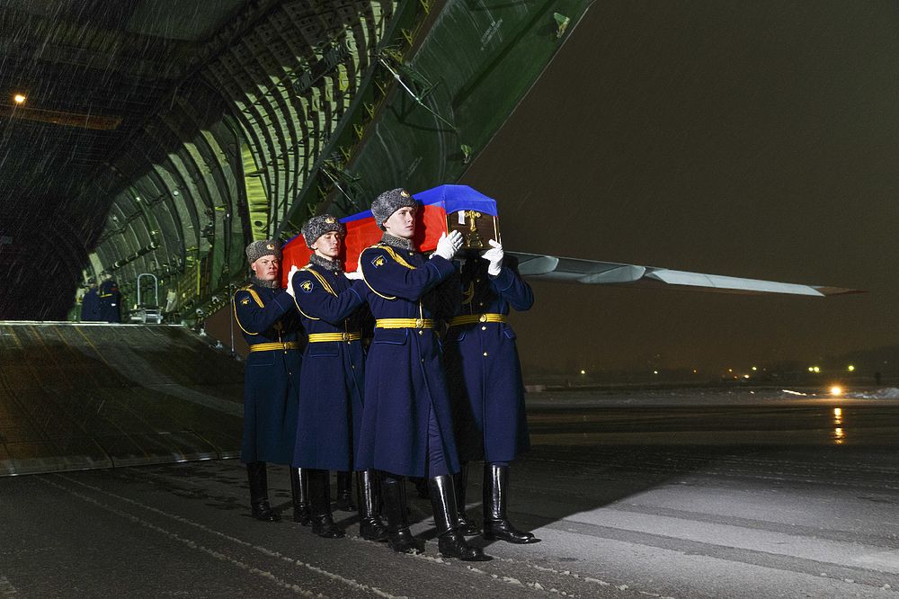 Последний путь убитого пилота Су-24 из Турции в Россию 
