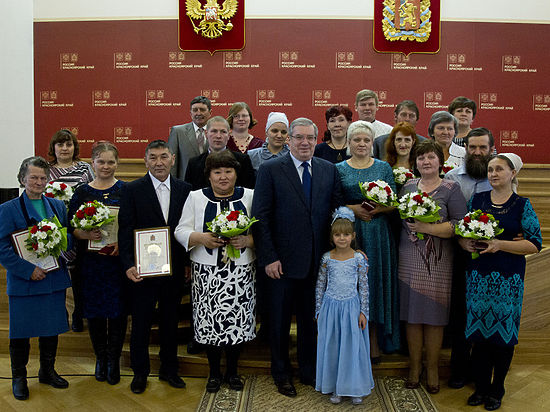 Женщины Красноярского края получили почётные знаки «Материнская слава»