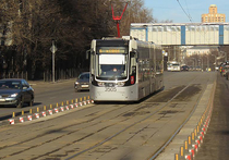 По-новому ограждать трамвайные пути в Москве решили власти города: с помощью железобетонных плит со специальными выступами они надеются не пустить на рельсы даже самых упорных автомобилистов