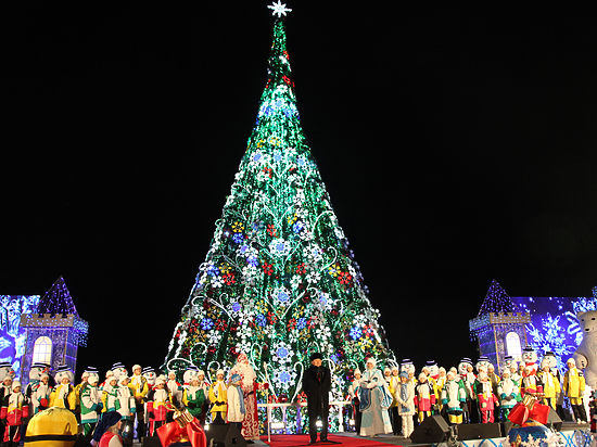 Первого декабря президент Казахстана по традиции зажег главную елку страны