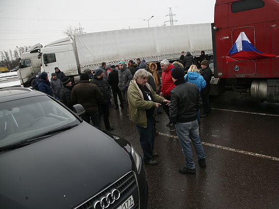 Акция протеста водителей большегрузов в Москве набирает обороты