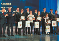Наибольшим успехом пользовались самые маленькие победители — школьники из разных уголков России, которые приехали на церемонию награждения